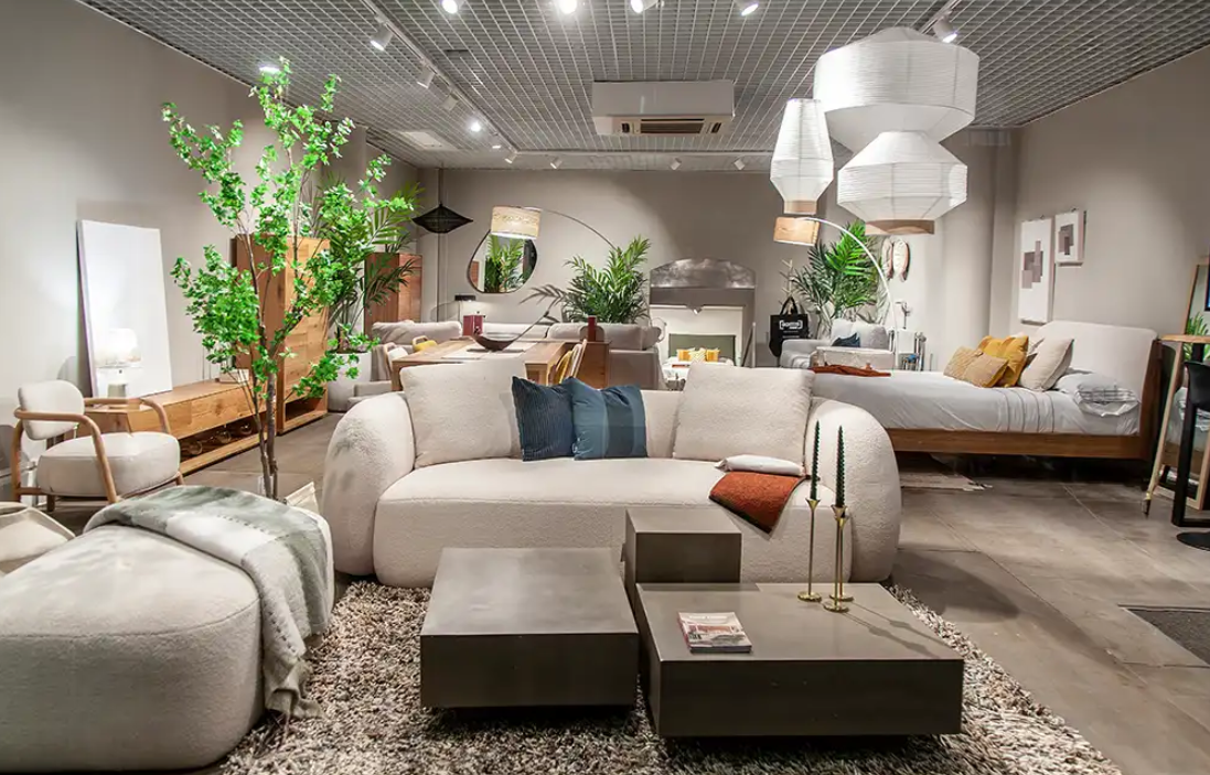 Sommcasa creix i amplia la seva oferta comercial amb l’obertura d’un nou showroom KAVE HOME ANDORRA al carrer Maria Pla 33, d’Andorra la Vella. Més enllà del moblament d’un espai, l’empresa aposta per la realització de projectes integrals. El nou espai arriba de la mà de la coneguda firma de mobles Kave Home. L’obertura de la nova botiga és suma al showroom que té a Santa Coloma (avinguda Santa Coloma, 126) i als tres establiments que ja té a Espanya. D’aquesta manera es consolida al país com un dels establiments de referència, oferint als seus clients funcionalitat, disseny i qualitat en tots els seus projectes. Kave Home by Sommcasa disposa d'una àmplia gamma de mobles per a la sala d'estar, el menjador, el dormitori, així com complements de decoració per a la llar. L'empresa compta amb el suport de la firma Kave Home, una etiqueta catalana que destaca perla seva forta aposta pel sector del moble, el disseny i la decoració. L'objectiu de la firma és crear productes de disseny i qualitat amb un servei impecable. Seguint acuradament tot el procés de disseny, fabricació i distribució dels seus productes amb la finalitat de crear dissenys atractius i funcionals, de gran qualitat a preus assequibles. Sommcasa destaca per tenir un equip professional que compta amb fins a trenta anys d'experiència en el sector. El grup valora la formació contínua dels treballadors en els àmbits de l'interiorisme i la decoració, assegurant-se que el seu equip de professionals estigui al corrent de les darreres tendències i innovacions. Una taula extensible de fusta massissa, un material natural molt resistent que conserva tota la bellesa a cada peça: els nusos i esquerdes fan que cada moble sigui únic... Amb una textura rústica però un disseny minimalista nòrdic. El dormitori és una de les zones principals d'una casa. A Kave Home by Sommcasa, el client trobarà tot el que necessita per proveir aquesta estança. Des de llits, capçals, matalassos i tauletes de nit, fins a roba de llit, així com altres complements decoratius com miralls, quadres, espelmes i fins i tot ambientadors. El menjador també pren protagonisme en el conjunt de la llar. És per aquest motiu que Kave Home by Sommcasa compta amb una àmplia varietat de mobiliari per completar- lo. Des de sofàs, butaques, taules de centre, cadires, taules de menjador o aparadors. També catifes i altres tèxtils com coixins. Els més petits també tenen el seu espai gràcies a bressols i altres mobles infantils. El tracte personalitzat i proper amb els clients és una de les claus del seu èxit, garantint que cada projecte sigui únic i adaptat a les necessitats i gustos de cada client. La raó és que Kave Home by Sommcasa no tan sols ven mobles, sinó que crea experiències i contribueix a convertir una casa en una veritable llar. TEXTOS I FOTOS ART DE VIURE https://www.artdeviure.com/post/reconnecta-amb-la-teva-llar 